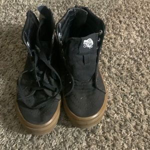 They are black with tan. Brand Vans